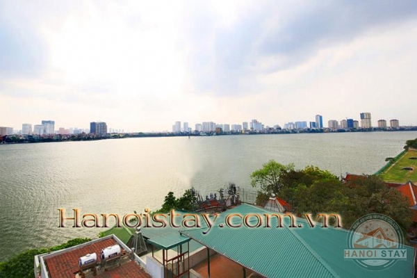 Hưởng thụ không khí trong lành của Hồ Tây bên thềm ban công căn hộ dịch vụ cho thuê phố Quảng Khánh 16