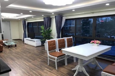 Cho người nước ngoài thuê căn hộ dịch vụ 2 phòng ngủ view Hồ Ngọc Khánh, giá cả hợp lý